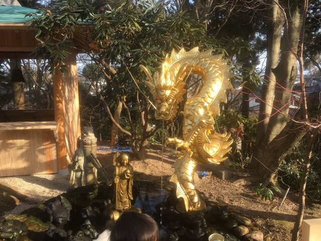かえる寺の金色の龍