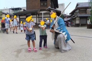 東映太秦映画村ではお侍さんと記念撮影できるでの、子どもたちも大喜びです。