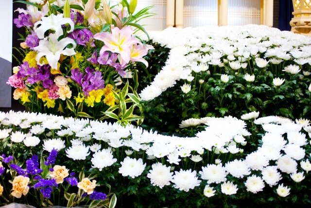 お葬式のお花はその本数によって、かなり値段が違ってきます。