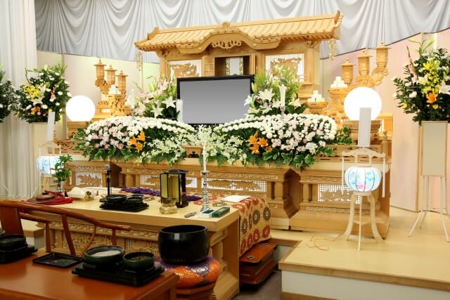 葬儀の祭壇を豪華にするには、何百万円という金額が必要となります。